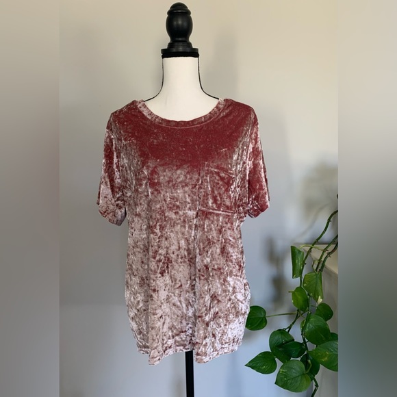 Tops - Crushed velvet pink short sleeve shirt with pocket and peek-a-boo back 0X EUC 🌼